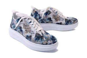 ARTIKER RELAKS 52C2484 white/blue, półbuty damskie. Białe półbuty Artiker Relaks, na lato, bez wzorów, bez obcasa, bez zapięcia. Za 108,43 zł.