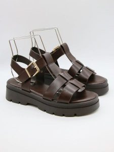 Bellucci Sandały w kolorze brązowym rozmiar: 36. Brązowe sandały Bellucci, bez wzorów, z otwartym noskiem, bez obcasa, bez zapięcia. Za 100,99 zł.