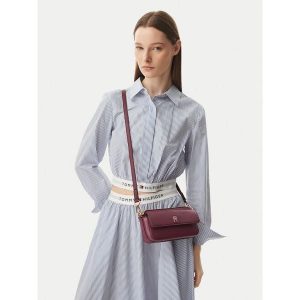 Torebka Tommy Hilfiger. Czerwone listonoszki TOMMY HILFIGER, bez wzorów, bez dodatków. Za 489,99 zł.