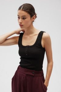 Top na ramiączkach z guzikami w kolorze BLACK - GLOWIN-L. Czarne topy Marsala, l, bez wzorów, z bawełny, eleganckie, bez kołnierzyka, bez ramiączek. Za 119,90 zł.
