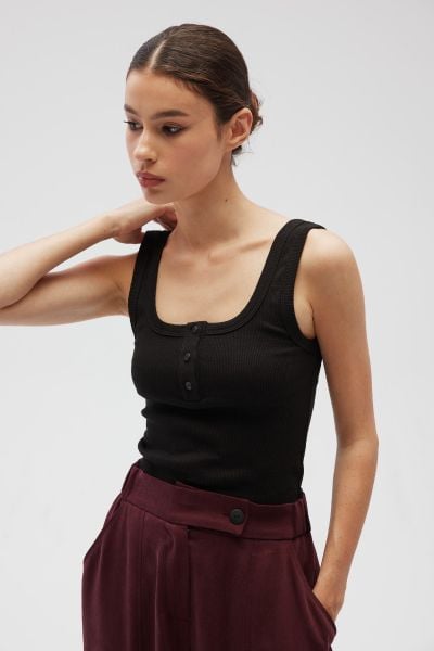 Top na ramiączkach z guzikami w kolorze BLACK - GLOWIN. Czarne topy Marsala, bez wzorów, z bawełny, eleganckie, bez kołnierzyka, bez ramiączek. Za 119,90 zł.