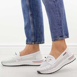 Białe ażurowane skórzane półbuty damskie T.Sokolski w26-647. Białe półbuty Sokolski, na jesień, w ażurowe wzory, z jeansu, z okrągłym noskiem, bez obcasa, na płaskiej podeszwie, bez zapięcia. Za 199,00 zł.