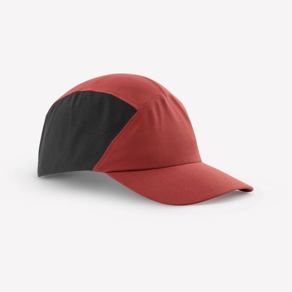 Czapka turystyczna z daszkiem Quechua Hike 500. Czarne czapki FORCLAZ, w ażurowe wzory, z materiału. Za 39,99 zł.