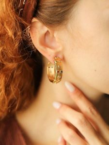 L'Atelier de Gaia Pozłacane kolczyki-kreole rozmiar: onesize. Żółte kolczyki L'Atelier de Gaia, pozłacane. Za 43,99 zł.