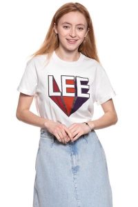 LEE T SHIRT DAMSKI RETRO LOGO TEE CLOUD DANCER L40TEPHA 112108753. Białe t-shirty Lee, l, bez wzorów, bez kołnierzyka, bez ramiączek. W wyprzedaży za 39,99 zł.