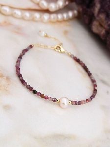 Pierres de Jade Pozłacana bransoletka z perłami i agatami rozmiar: onesize. Białe bransoletki Pierres de Jade, z agatem, pozłacane. Za 100,28 zł.