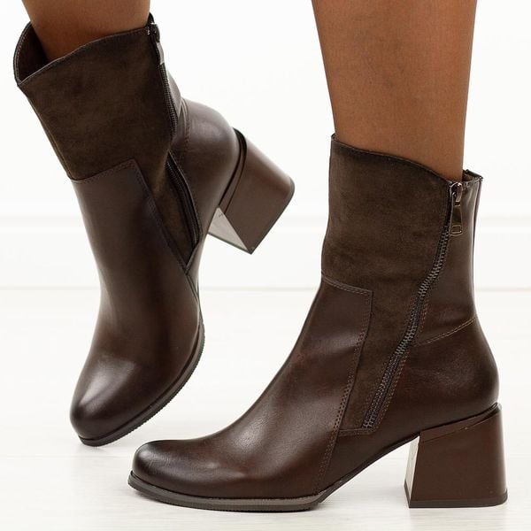 Brązowe botki damskie na obcasie M.Daszyński Sa269-1. Brązowe botki M.Daszyński, na jesień, bez wzorów, z jeansu, bez obcasa, na obcasie, bez zapięcia. Za 229,00 zł.