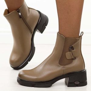 Khaki botki damskie na obcasie Potocki 12698. Brązowe botki POTOCKI, na jesień, bez wzorów, z gumy, z okrągłym noskiem, bez obcasa, na obcasie, bez zapięcia. Za 239,00 zł.