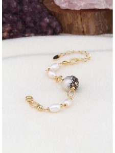 L'Atelier de Gaia Pozłacana bransoletka z perłami rozmiar: onesize. Białe bransoletki L'Atelier de Gaia, z perłą, pozłacane. Za 108,74 zł.