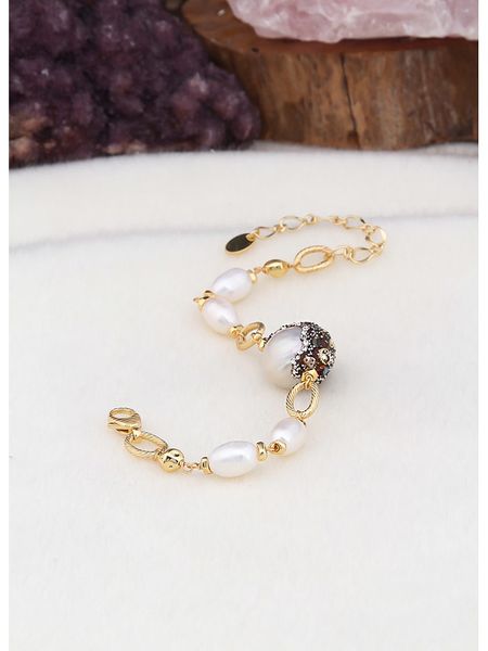 L'Atelier de Gaia Pozłacana bransoletka z perłami rozmiar: onesize. Białe bransoletki L'Atelier de Gaia, z perłą, pozłacane. Za 109,00 zł.