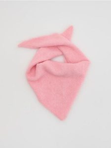 Trójkątna chusta - pastelowy róż. Czerwone apaszki i chusty Reserved, bez wzorów. Za 59,99 zł.