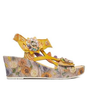 Sandały Laura Vita. Żółte sandały LAURA VITA, bez wzorów, bez obcasa, na koturnie, bez zapięcia. Za 449,99 zł.