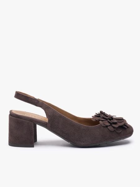 Ciemnobrązowe czółenka bez pięty slingback z kwiatem. Brązowe czółenka Ryłko, z aplikacjami, ze skóry, z okrągłym noskiem, bez obcasa, na obcasie, bez zapięcia. Za 429,99 zł.