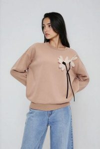 Bluza z kwiatem beżowa. Brązowe bluzy MOODO, l, bez wzorów, z bawełny, bez kaptura. Za 129,99 zł.