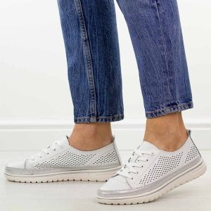 Białe ażurowe skórzane półbuty damskie Jezzi 8704. Białe półbuty Jezzi, na jesień, w ażurowe wzory, z jeansu, z okrągłym noskiem, bez obcasa, na płaskiej podeszwie, bez zapięcia. Za 229,00 zł.