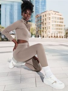 Legginsy - brązowy. Brązowe legginsy Sinsay, bez wzorów, z podwyższonym stanem. Za 39,99 zł.