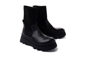 ARTIKER RELAKS 49C0848 czarny, botki damskie. Czarne botki Artiker Relaks, na zimę, bez wzorów, ze skóry, bez obcasa, bez zapięcia. Za 449,90 zł.