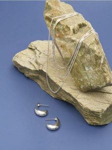 Naszyjnik z kolczykami 4 pack - srebrny. Szare naszyjniki Sinsay, srebrne. W wyprzedaży za 6,99 zł.
