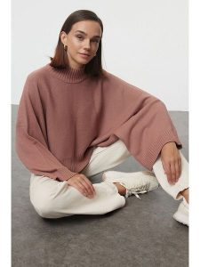 Trendyol Sweter w kolorze jasnoróżowym rozmiar: L. Różowe swetry oversize Trendyol, l, bez wzorów, ze splotem, bez ramiączek. Za 105,63 zł.