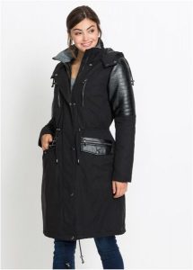 Długa parka z wstawkami ze sztucznej skóry. Czarne kurtki bonprix, bez wzorów, ze skóry, z kapturem. Za 329,99 zł.