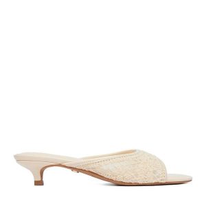 Klapki Nine West. Brązowe klapki Nine West, bez wzorów, bez obcasa. Za 229,99 zł.