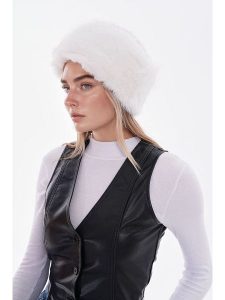 Lucky Bees Czapka w kolorze białym rozmiar: onesize. Białe czapki Lucky Bees, bez wzorów, z futra. Za 134,85 zł.