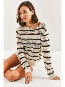 Bianco Lucci Sweter w kolorze biało-czarnym rozmiar: onesize. Białe swetry oversize Bianco Lucci, bez wzorów, ze splotem, bez ramiączek. Za 56,53 zł.