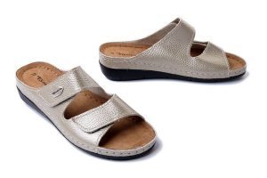 TAMARIS 1-27510-41 965 M2751041 light gold met, klapki damskie. Żółte klapki Tamaris, bez wzorów, bez obcasa, na koturnie. Za 179,90 zł.