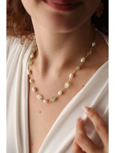 Pierres delicates Pozłacany naszyjnik z prehnitami - dł. 43 cm rozmiar: onesize. Zielone naszyjniki Pierres delicates, z perłą, pozłacane. Za 87,61 zł.