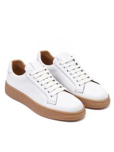 British Passport Skórzane sneakersy w kolorze białym rozmiar: 39. Białe trampki British Passport, bez wzorów, bez zapięcia. Za 413,35 zł.