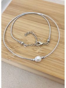 La Asena Posrebrzany naszyjnik - dł. 42 cm rozmiar: onesize. Szare naszyjniki La Asena, z perłą, posrebrzane. Za 39,99 zł.