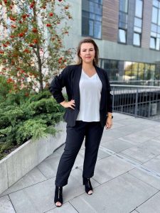 Elegancki czarny komplet Tonia spodnie i żakiet PLUS SIZE. Czarne marynarki i żakiety Moda Size Plus Iwanek, plus size, bez wzorów, z elastanu, eleganckie. Za 499,90 zł.