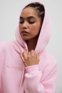 Bluza z kapturem oraz HAFTEM w kolorze MARSHMALLOW PINK - GARSON-UNI. Różowe bluzy Marsala, m, bez wzorów, z bawełny, z kapturem. Za 329,90 zł.