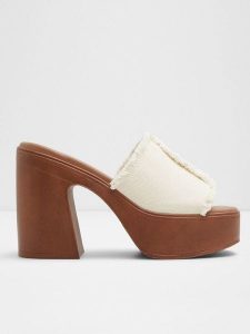 Aldo Klapki w kolorze beżowym rozmiar: 38,5. Brązowe klapki ALDO, bez wzorów, z otwartym noskiem, bez obcasa. Za 173,99 zł.