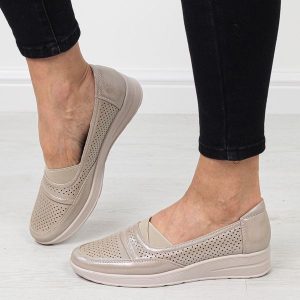 Beżowe półbuty damskie na koturnie comfort Jezzi Unisoft 5775. Brązowe czółenka Jezzi, bez wzorów, ze skóry, bez obcasa, na koturnie, bez zapięcia. Za 129,00 zł.