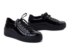 RIEKER N2501-00 black, półbuty damskie. Czarne półbuty Rieker, bez wzorów, bez obcasa, na koturnie, bez zapięcia. Za 389,90 zł.