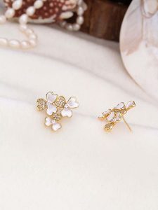 Pierres de Jade Pozłacane kolczyki-wkrętki z cyrkoniami rozmiar: onesize. Białe kolczyki Pierres de Jade, z cyrkonią, pozłacane. Za 56,99 zł.