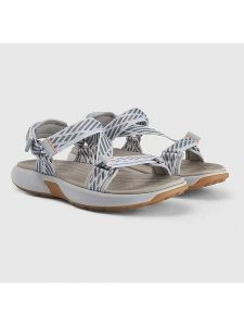 4F Sandały w kolorze szarym rozmiar: 37. Szare sandały 4f, bez wzorów, z otwartym noskiem, bez obcasa, bez zapięcia. Za 158,47 zł.