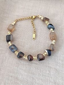 Nakkash Pozłacana bransoletka z agatami rozmiar: onesize. Brązowe bransoletki Nakkash, z agatem, pozłacane. Za 83,22 zł.