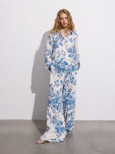 Wzorzysta koszula z wiskozy - wielobarwny. Koszule Reserved, l, bez wzorów, z wiskozy, bez kołnierzyka, bez ramiączek. W wyprzedaży za 99,99 zł.