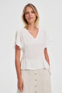 Taliowana koszula biała. Białe koszule MOODO, l, bez wzorów, z poliesteru, bez kołnierzyka, bez ramiączek. W wyprzedaży za 59,99 zł.