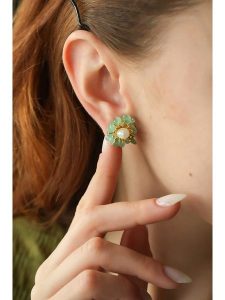 Pierres delicates Kolczyki-wkrętki w kolorze białym z perłami i agatami rozmiar: onesize. Zielone kolczyki Pierres delicates, z agatem, z mosiądzu. Za 87,19 zł.