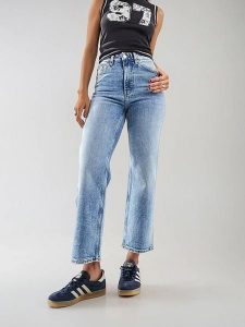 Monki Dżinsy - Regular fit - w kolorze błękitnym rozmiar: W29. Niebieskie jeansy Monki, bez wzorów, z podwyższonym stanem. Za 60,99 zł.