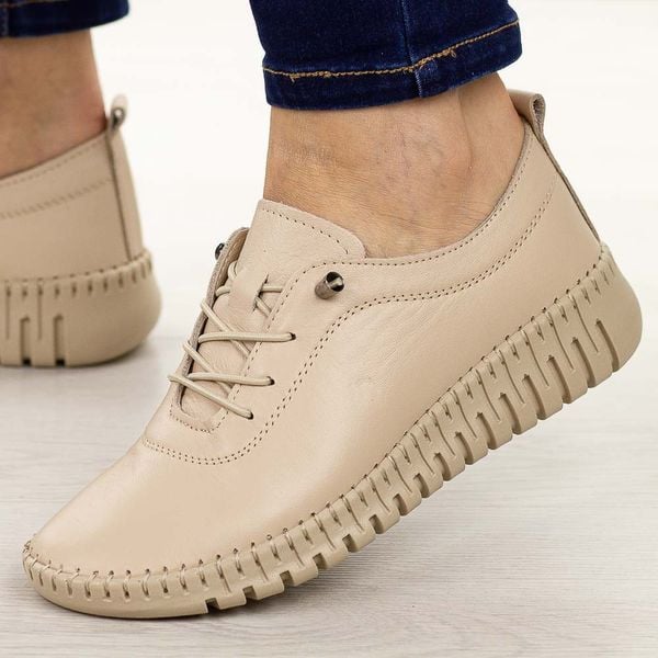 Beżowe skórzane półbuty damskie T.Sokolski 4000. Brązowe półbuty Sokolski, na jesień, bez wzorów, z jeansu, z okrągłym noskiem, bez obcasa, na płaskiej podeszwie, bez zapięcia. Za 249,00 zł.