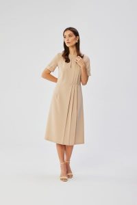 Beżowa Midi Sukienka z Ozdobnymi Zakładkami. Brązowe sukienki MOE, l, bez wzorów, z elastanu, bez kołnierzyka, bez ramiączek, midi, rozkloszowane. Za 326,90 zł.