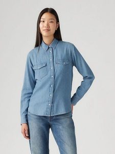 Levi's Koszula dżinsowa w kolorze niebieskim rozmiar: M. Niebieskie koszule Levi's®, m, bez wzorów, z bawełny, bez kołnierzyka, bez ramiączek. Za 152,12 zł.