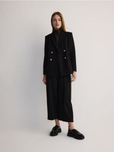 Dwurzędowa marynarka z dodatkiem wełny - czarny. Czarne marynarki i żakiety Reserved, l, bez wzorów, z tkaniny. W wyprzedaży za 179,99 zł.