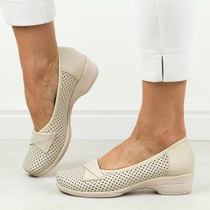 Beżowe skórzane ażurowe Polskie półbuty damskie Gregors 697. Czarne półbuty Gregors, na lato, w ażurowe wzory, ze skóry, bez obcasa, na koturnie, bez zapięcia. Za 349,00 zł.