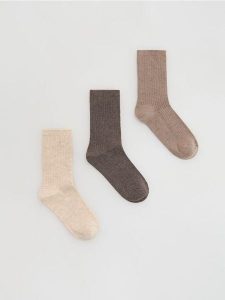 Skarpetki z wełną 3 pack - brązowy. Brązowe skarpetki Reserved, bez wzorów, z wełny. Za 69,99 zł.