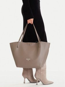 Patrizia Pepe Torebka Borsa 2B0130/L148-B744 Brązowy. Brązowe shopper bag Patrizia Pepe, bez wzorów, ze skóry, bez dodatków. Za 739,99 zł.